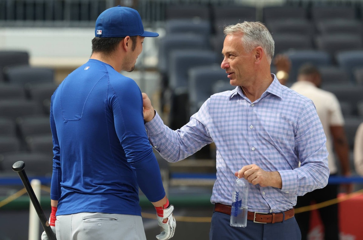  May 26, 2026; Pittsburgh, Pennsylvania, USA; Chicago Cubs right fielder Seiya Suzuki (left) and Cubs president of baseball operations Jed Hoyer (right) talk at the batting cage before the game against the Pittsburgh Pirates at PNC Park. Mandatory Credit: Charles LeClaire-Imagn Images