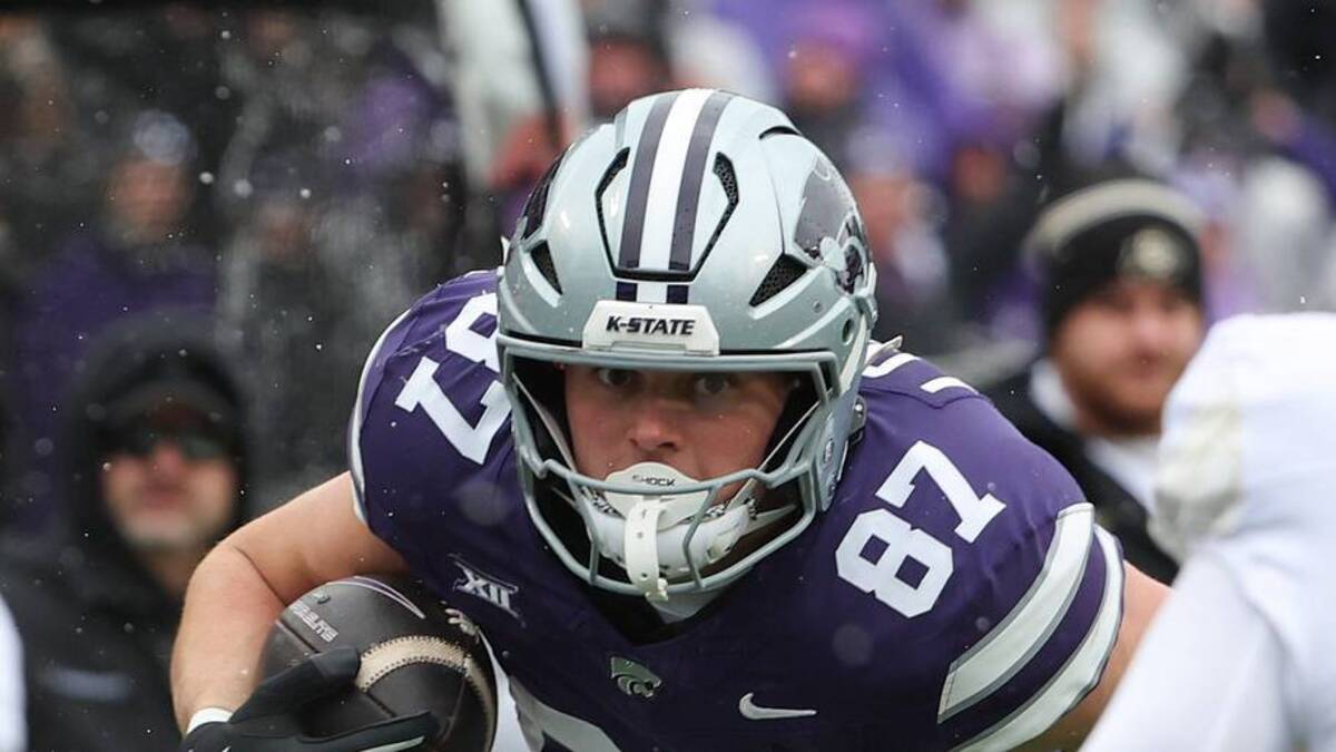  Nov 29, 2025; Manhattan, Kansas, USA; Kansas State Wildcats tight end Brayden Loftin (87) looks for room to run against Colorado Buffaloes safety Isaiah Hardge (17) and cornerback Preston Hodge (4) during the first quarter at Bill Snyder Family Football Stadium. Mandatory Credit: Scott Sewell-Imagn Images | IMAGN IMAGES via Reuters Connect 