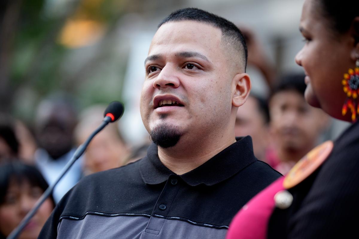Kilmar Ábrego García habla durante una manifestación y vigilia de oración por él antes de ingresar a una oficina de la Policía de Inmigración y Control de Aduanas de Estados Unidos (ICE), el lunes 25 de agosto de 2025 en Baltimore, Maryland.