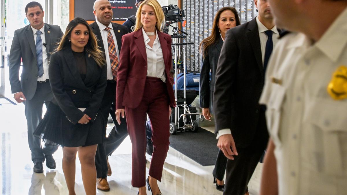 Congress Epstein Bondi. Former Attorney General Pam Bondi, center, arrives for her deposition at the Rayburn House Office Building on Capitol Hill, Friday, May 29, 2026, in Washington. (AP Photo/Rod Lamkey, Jr.)