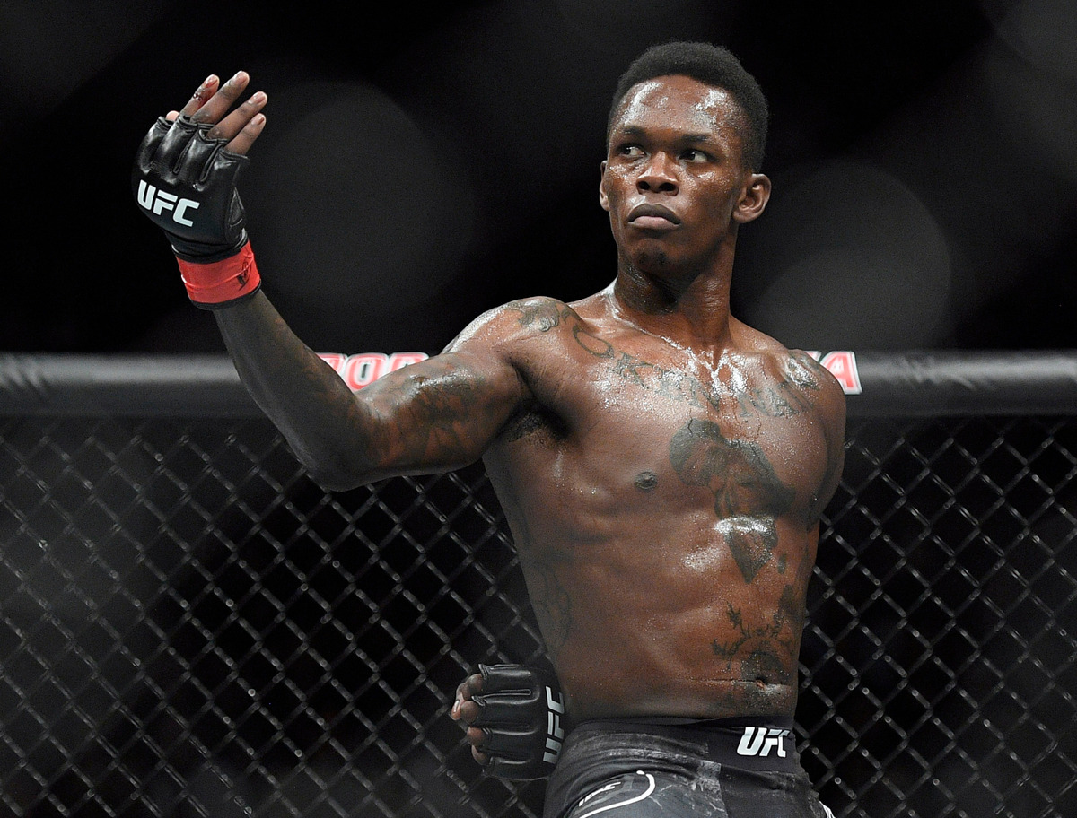 Foto de archivo. Israel Adesanya derrotó por decisión unánime a Robert Whittaker en el evento principal de UFC 271 en Houston.