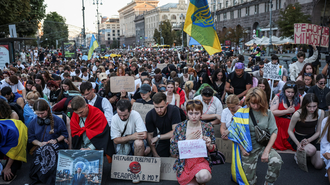 Thousands take to Kyiv's main street, firm on calls for defence minister's return 