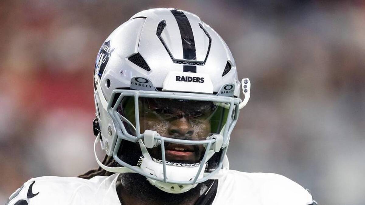  Aug 23, 2025; Glendale, Arizona, USA; Las Vegas Raiders tight end Ian Thomas (80) against the Arizona Cardinals during a preseason NFL game at State Farm Stadium. Mandatory Credit: Mark J. Rebilas-Imagn Images | Mark J. Rebilas-Imagn Images 