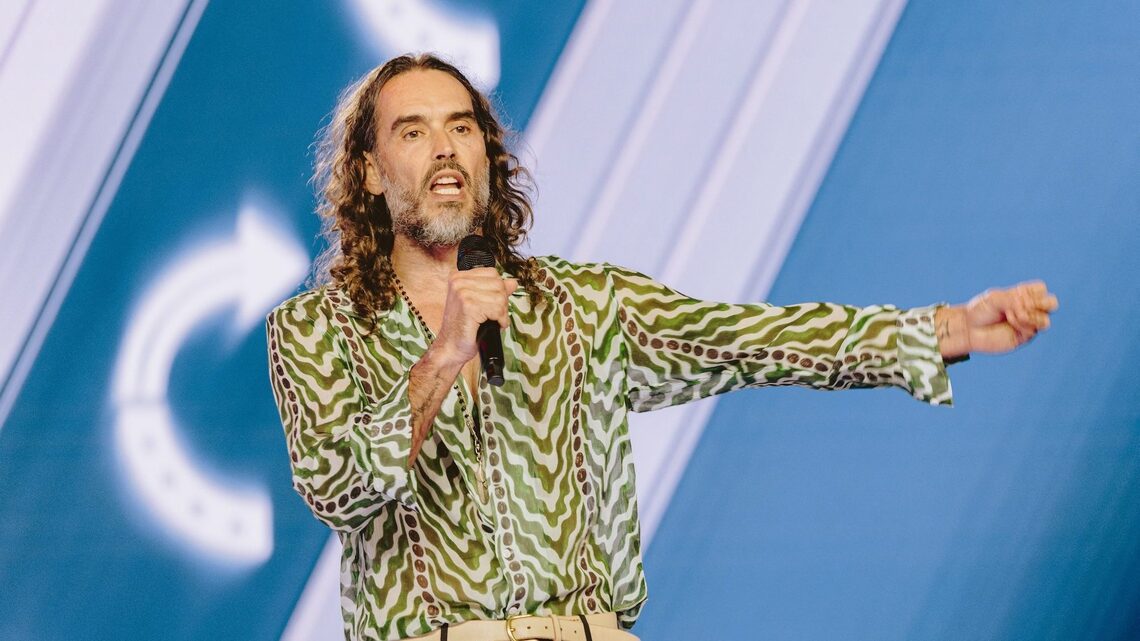 Russell Brand admite que tuvo relaciones sexuales con una joven de 16 años cuando él tenía 30