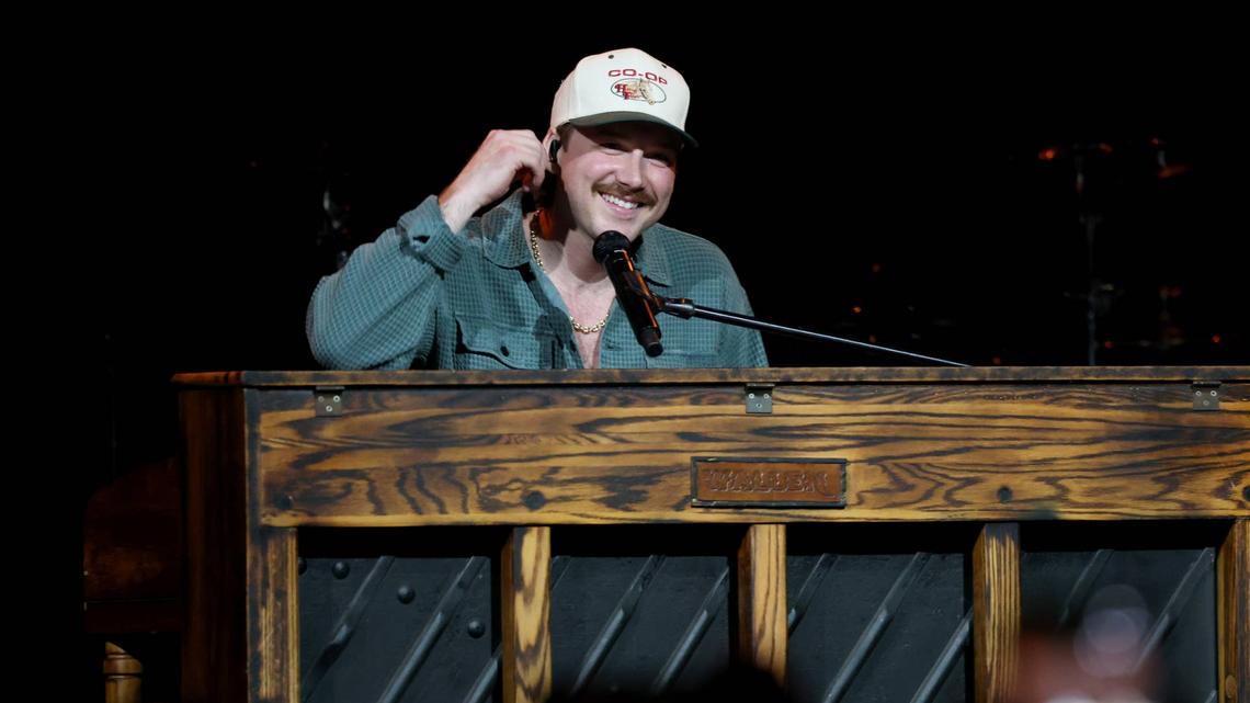 Country Star Angrily Flips Piano On Stage After Technical Issue 