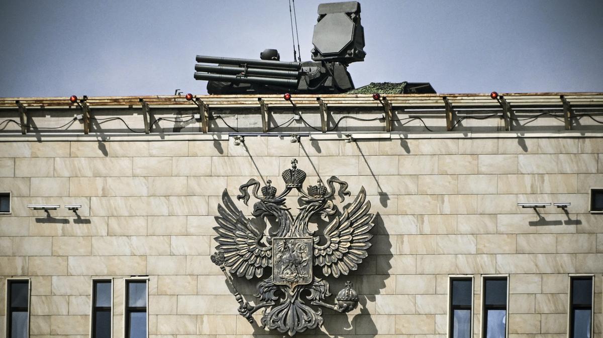The Pantsyr S-1 air defence missile system (NATO name SA-22 Greyhound) is seen atop the Russian Defence Ministry headquarters in Moscow on Aug. 3, 2023. (Alexander Nemenov/AFP/Getty Images/TNS)