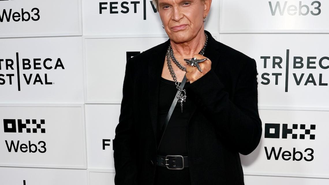 Billy Idol afirma que fumar crack le ayudó a dejar la heroína en medio de sus problemas de adicción 