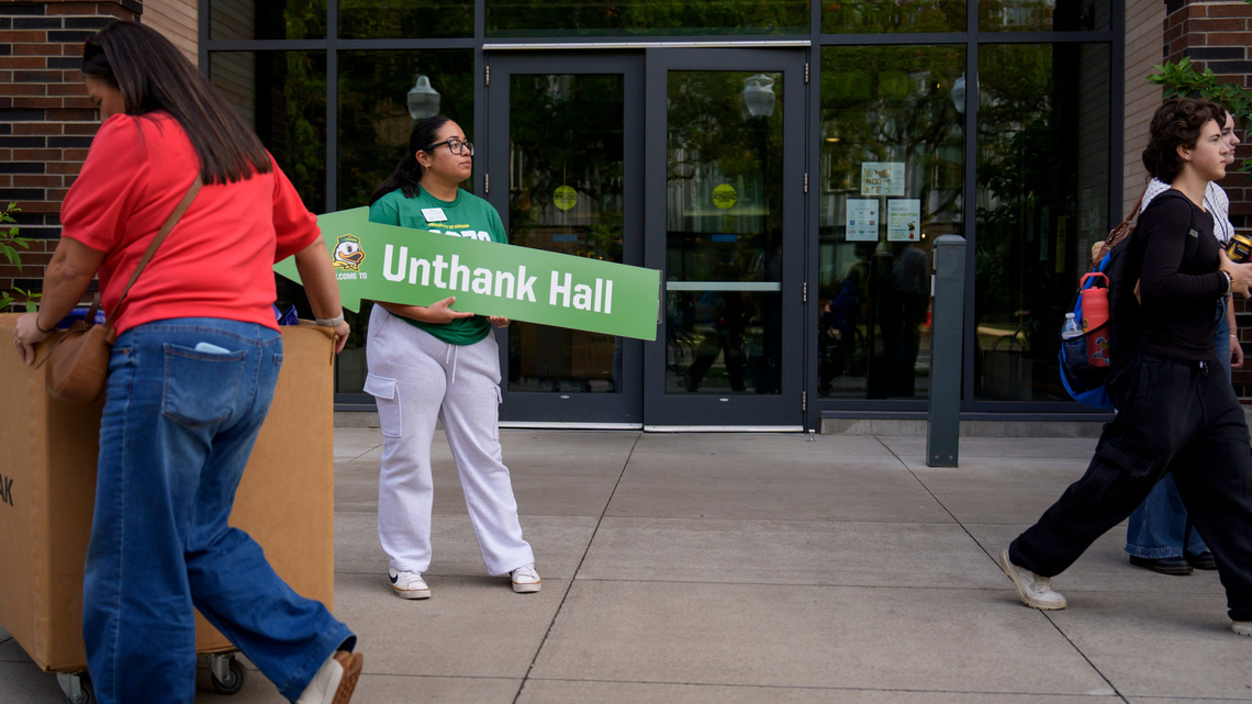 University of Oregon overhauls dorm staff model, cuts RA position 