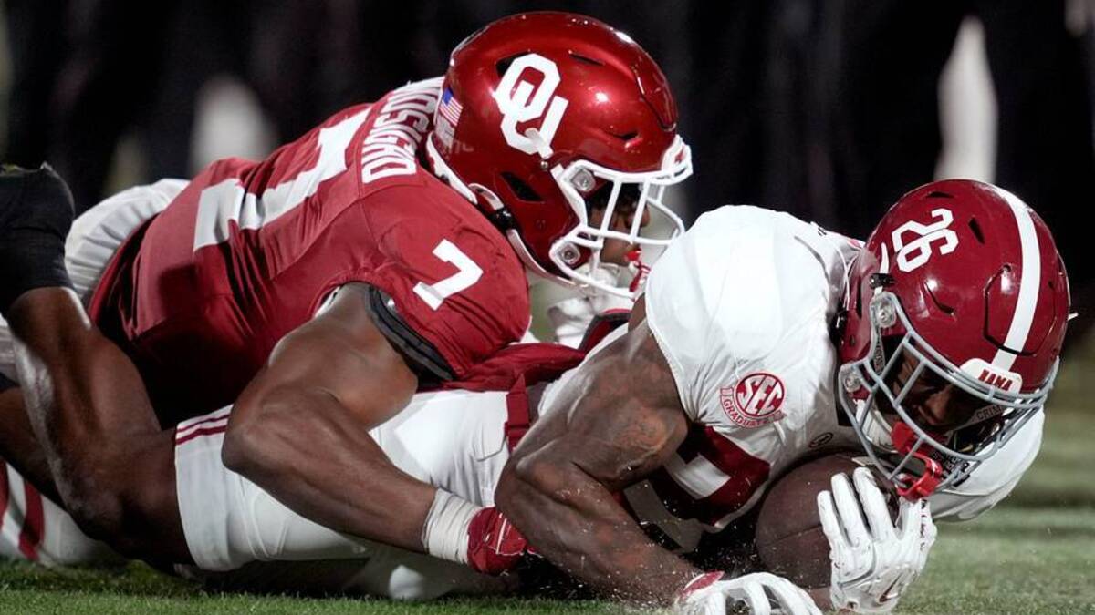  Oklahoma Sooners linebacker Sammy Omosigho (7) brings down Alabama Crimson Tide running back Jamarion Miller (26) during a first-round College Football Playoff game between the University of Oklahoma Sooners (OU) and the Alabama Crimson Tide at Gaylord Family - Oklahoma Memorial Stadium in Norman, Okla., Friday, Dec. 19, 2025. Alabama won 34-24. | BRYAN TERRY/THE OKLAHOMAN / USA TODAY NETWORK via Imagn Images 