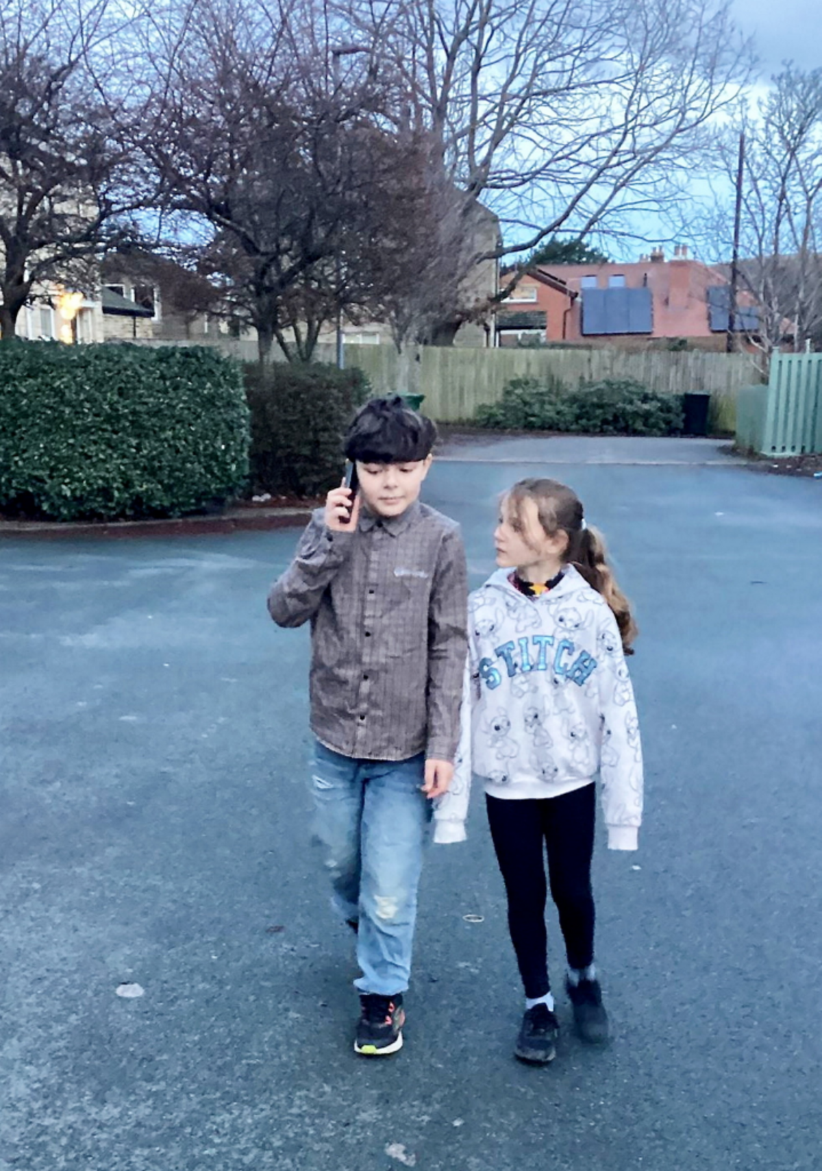  Ben's kids with a Nokia phone. (SWNS) 