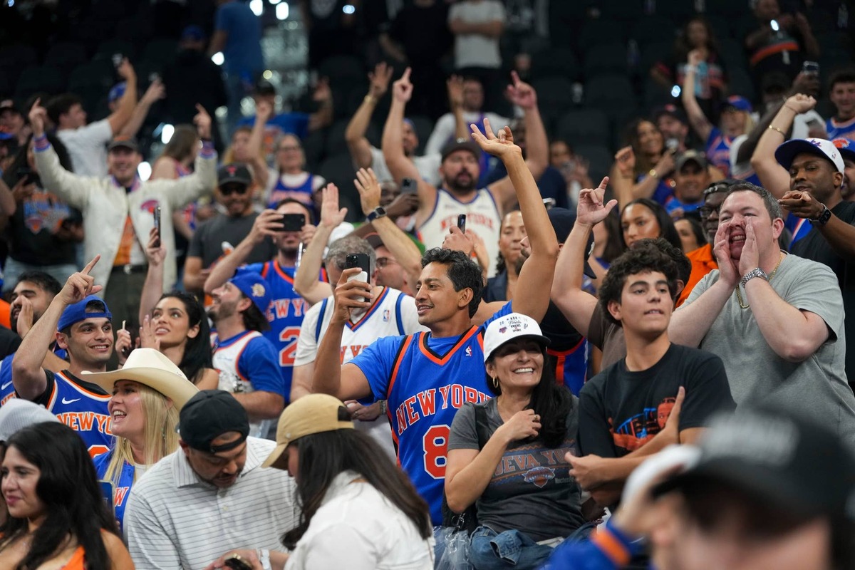  Jun 5, 2026; San Antonio, Texas, USA; The New York Knicks fans celebrate after the Knicks defeat the San Antonio Spurs in game two of the 2026 NBA Finals at Frost Bank Center. Mandatory Credit: Scott Wachter-Imagn Images 