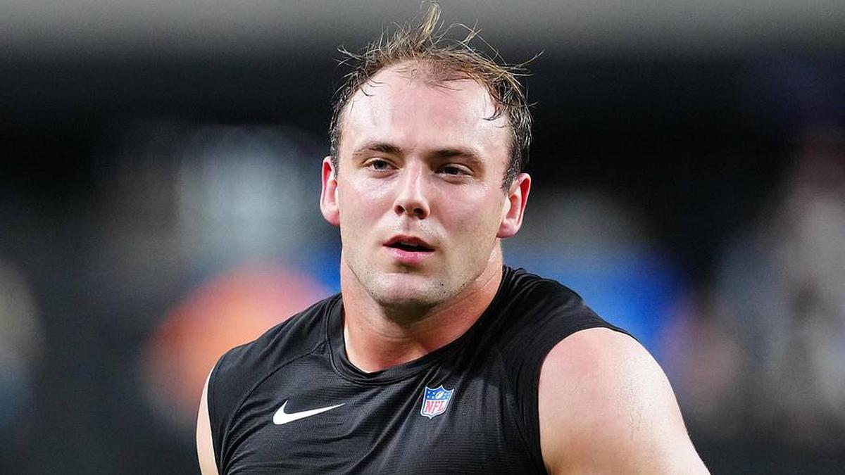  Jan 5, 2025; Paradise, Nevada, USA; Las Vegas Raiders tight end Brock Bowers (89) jogs off the field after the Raiders were defeated by the Los Angeles Chargers 34-20 at Allegiant Stadium. Mandatory Credit: Stephen R. Sylvanie-Imagn Images | Stephen R. Sylvanie-Imagn Images 