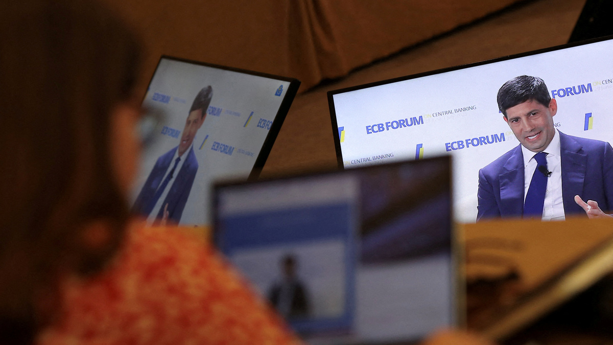 Journalists in the press room watch as U.S. Federal Reserve Chairman Kevin Warsh speaks during the afternoon session at the ECB Forum, in Sintra, Portugal July 1, 2026. REUTERS/Pedro Rocha