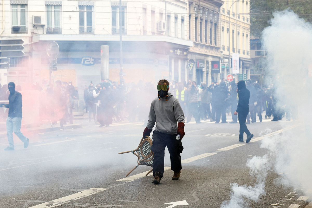 France's Macron promises 'strong measures' to assuage protests ...