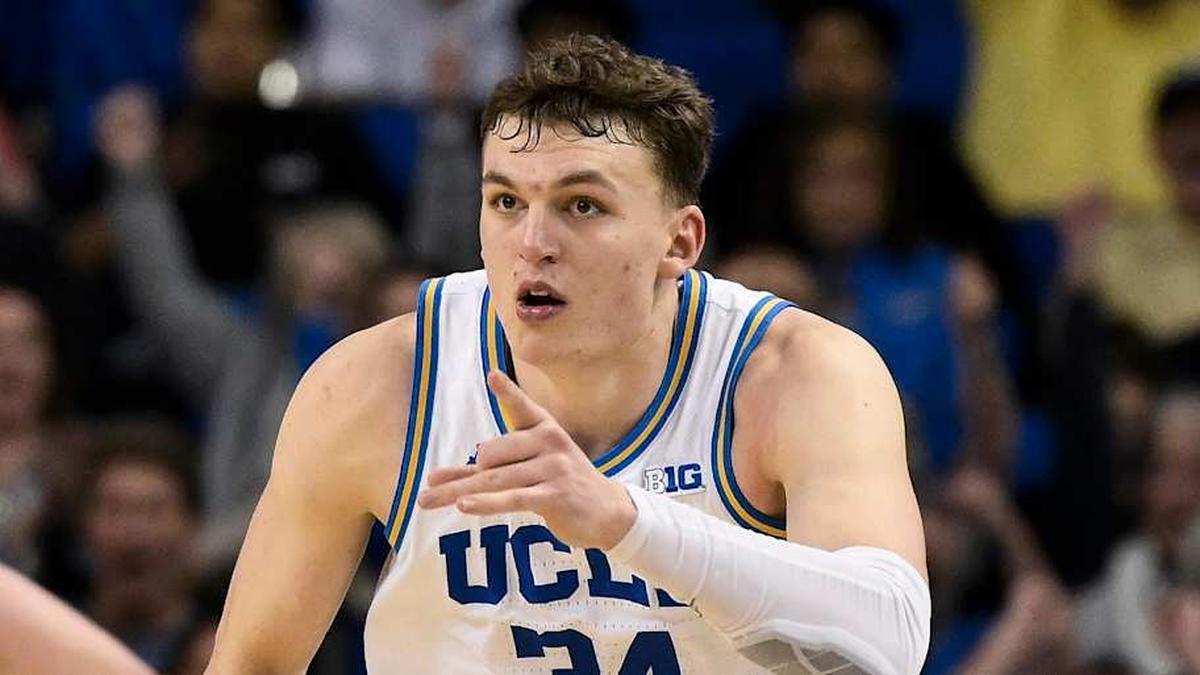  Mar 3, 2026; Los Angeles, California, USA; UCLA Bruins forward Tyler Bilodeau (34) points to teammates after hitting a 3-point jumpshot during the second half at Pauley Pavilion presented by Wescom Financial. Mandatory Credit: Robert Hanashiro-Imagn Images | Robert Hanashiro-Imagn Images 