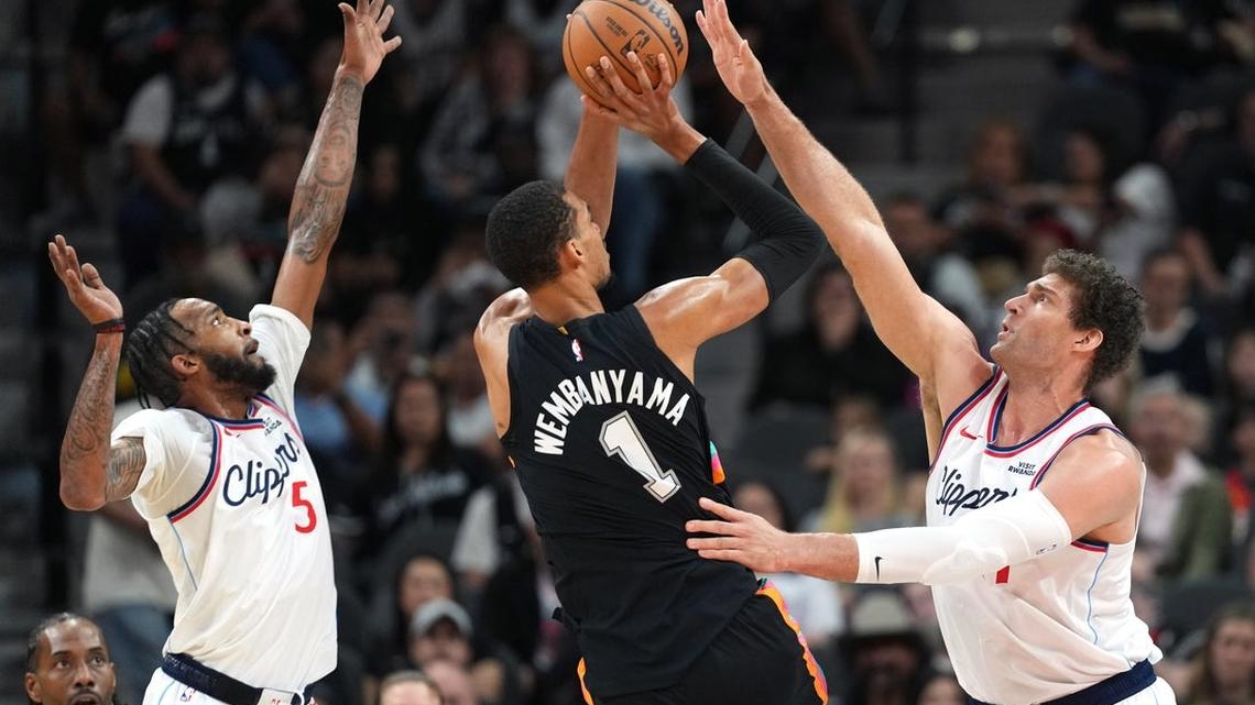 Spurs overcome 25-point deficit to beat Clippers 