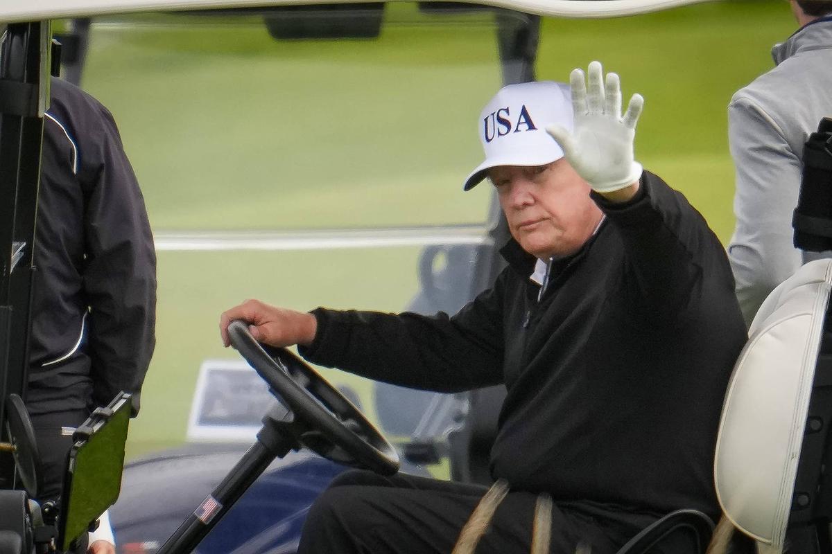  TURNBERRY, SCOTLAND - JULY 26: U.S. President Donald Trump plays golf at Trump Turnberry golf course on July 26, 2025 in Turnberry, Scotland. U.S. President Donald Trump is visiting his Trump Turnberry golf course, as well as Trump International Golf Links in Aberdeenshire, during a brief visit to Scotland from July 26 to 29. (Photo by Christopher Furlong/Getty Images) 