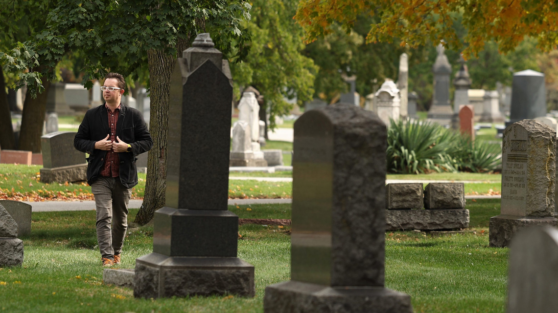 Column: Historian brings us more discoveries about a famous Chicago cemetery 