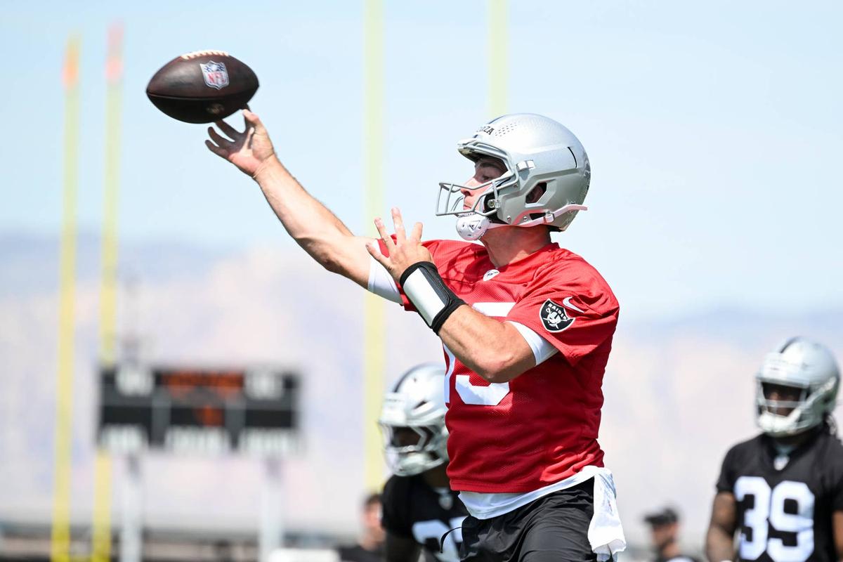  Las Vegas Raiders quarterback Fernando Mendoza (15) runs through a drill during a Rookie Minicamp.