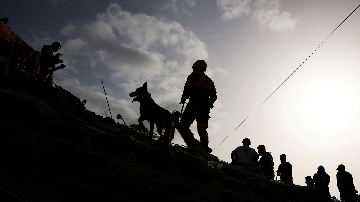 A Mexican soldier participating in rescue work searches for survivors in the rubble of a collapsed building following an earthquake in La Guaira, Venezuela, June 26, 2026. REUTERS/Leonardo Fernandez Viloria