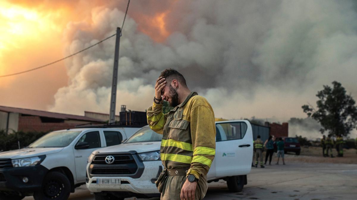 Un bombero llora cerca de un incendio en la zona de Losacio, en el noroeste de España, el domingo 17 de julio de 2022. Los bomberos combatían incendios descontrolados en España y Portugal durante una ola de calor. (Emilio Fraile/Europa Press via AP) NO PUBLICAR EN ESPAÑA