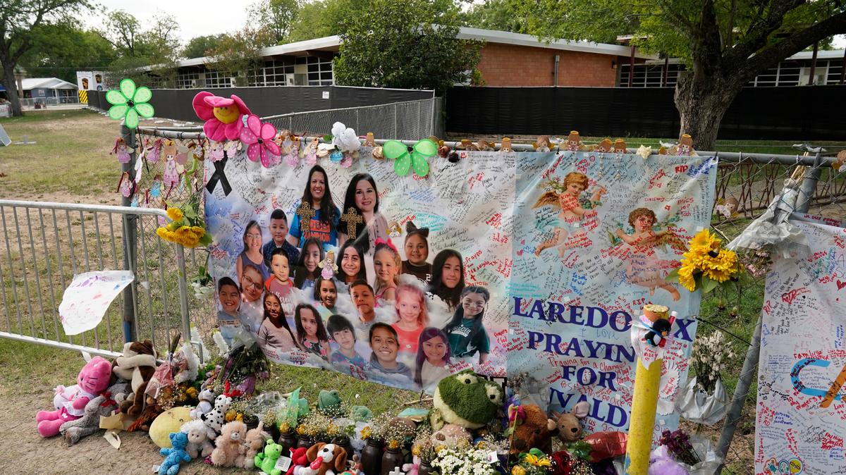 Pancartas y flores en homenaje a los niños y adultos asesinados en una matanza adornan una de las cercas de la Escuela Elementaria Robb, en Uvalde, Texas, el jueves 9 de junio de 2022. 