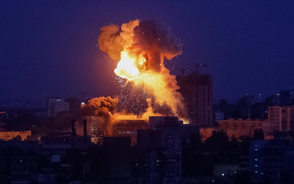 Fire and smoke rise following an explosion during a Russian missile and drone strike, amid Russia's attack on Ukraine, in Kyiv, Ukraine May 24, 2026. REUTERS/Gleb Garanich