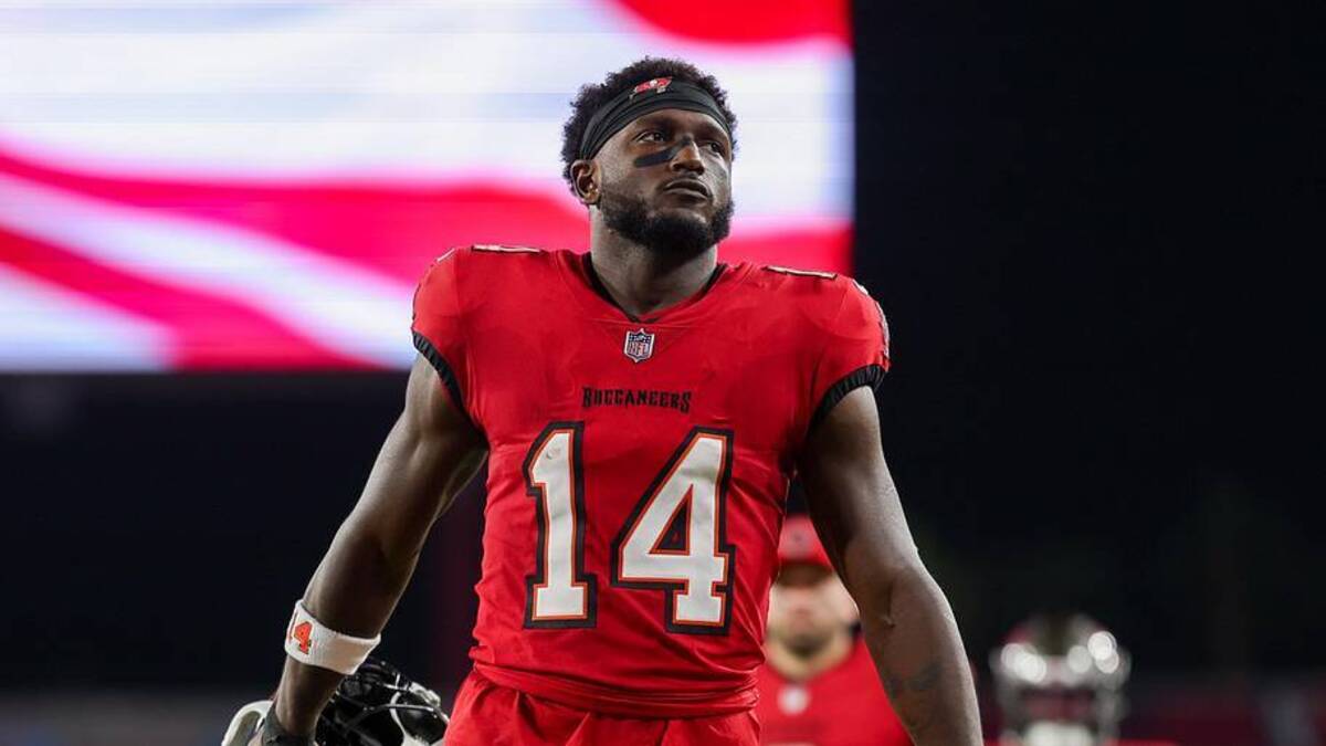  Oct 21, 2024; Tampa, Florida, USA; Tampa Bay Buccaneers wide receiver Chris Godwin (14) looks on before a game against theBaltimore Ravens at Raymond James Stadium. | Nathan Ray Seebeck-Imagn Images 