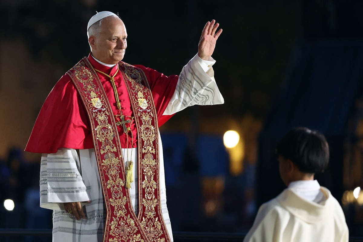  Pope Leo XIV waves to people before the inauguration of the Tower of Jesus Christ of the Sagrada Familia in Barcelona, Spain, on June 10, 2026. 