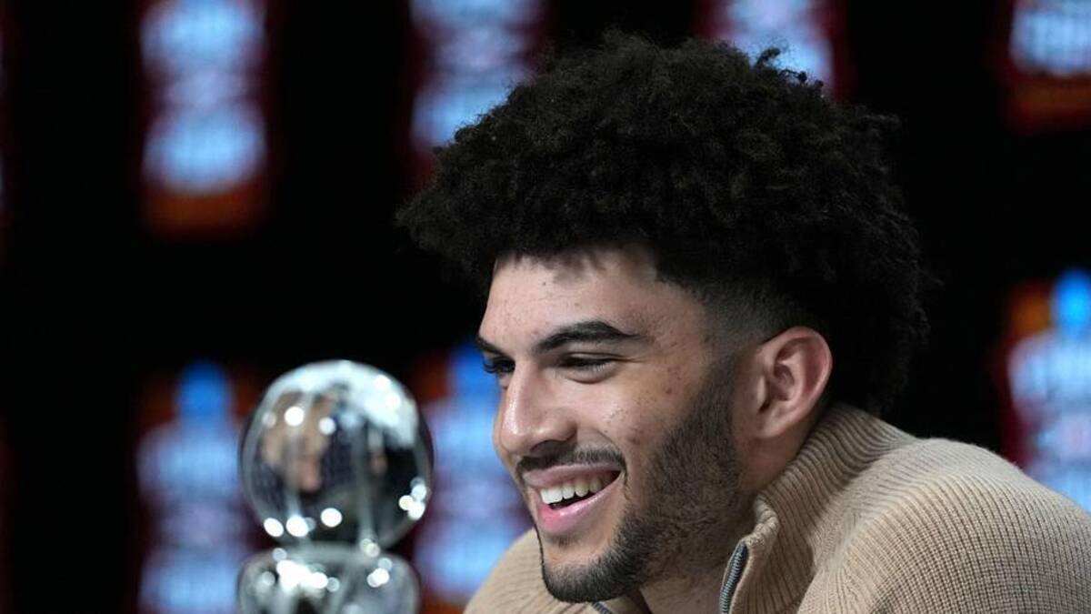  Duke forward Cameron Boozer is awarded the Oscar Robertson Player of the Year Award during the men's Final Four. | Bob Donnan-Imagn Images 