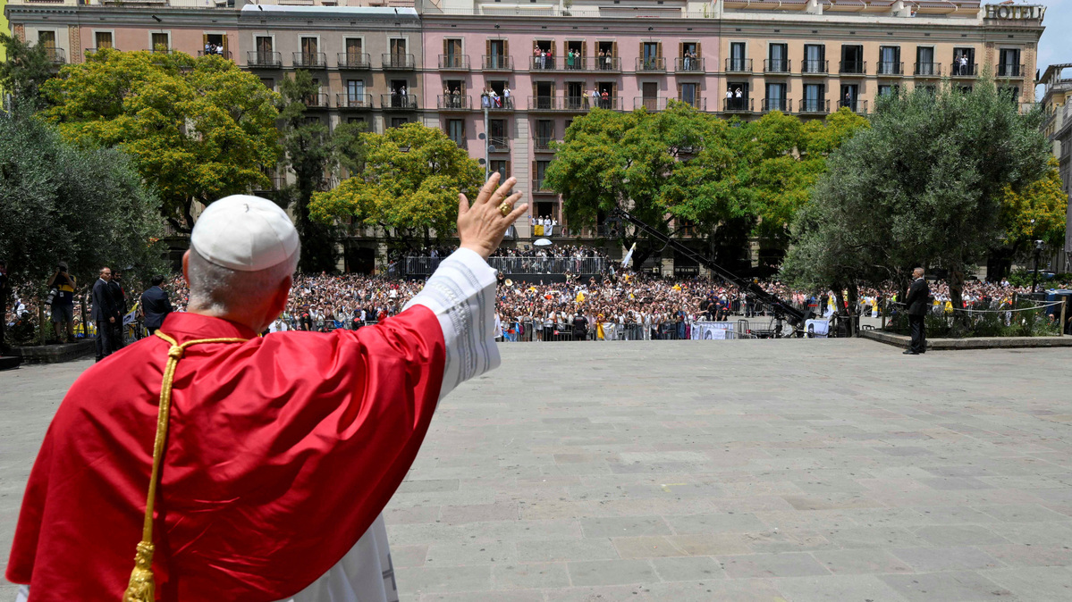 Pope Leo XIV waves to the crowd as he arrives to attend the midday prayers at the Cathedral of the Holy Cross and Saint Eulalia, during his apostolic journey, in Barcelona, Spain, June 9, 2026. Simone Risoluti/Vatican Media/­Handout via REUTERS