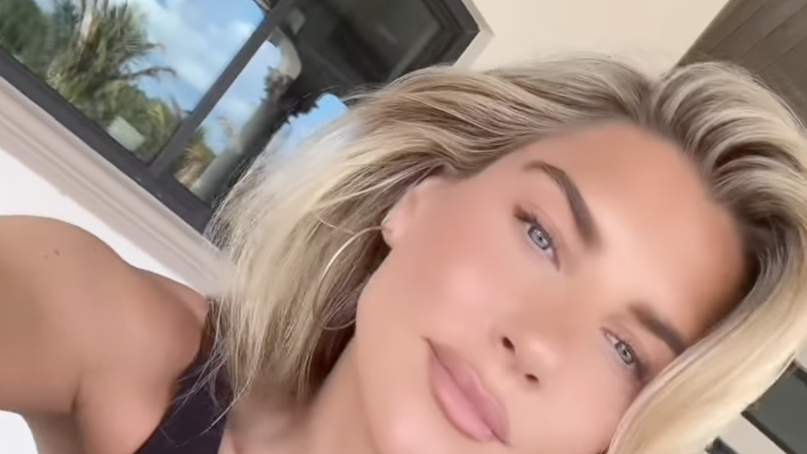 NFL Sideline Reporter Stuns With 'Golden Hour' Offseason Look 