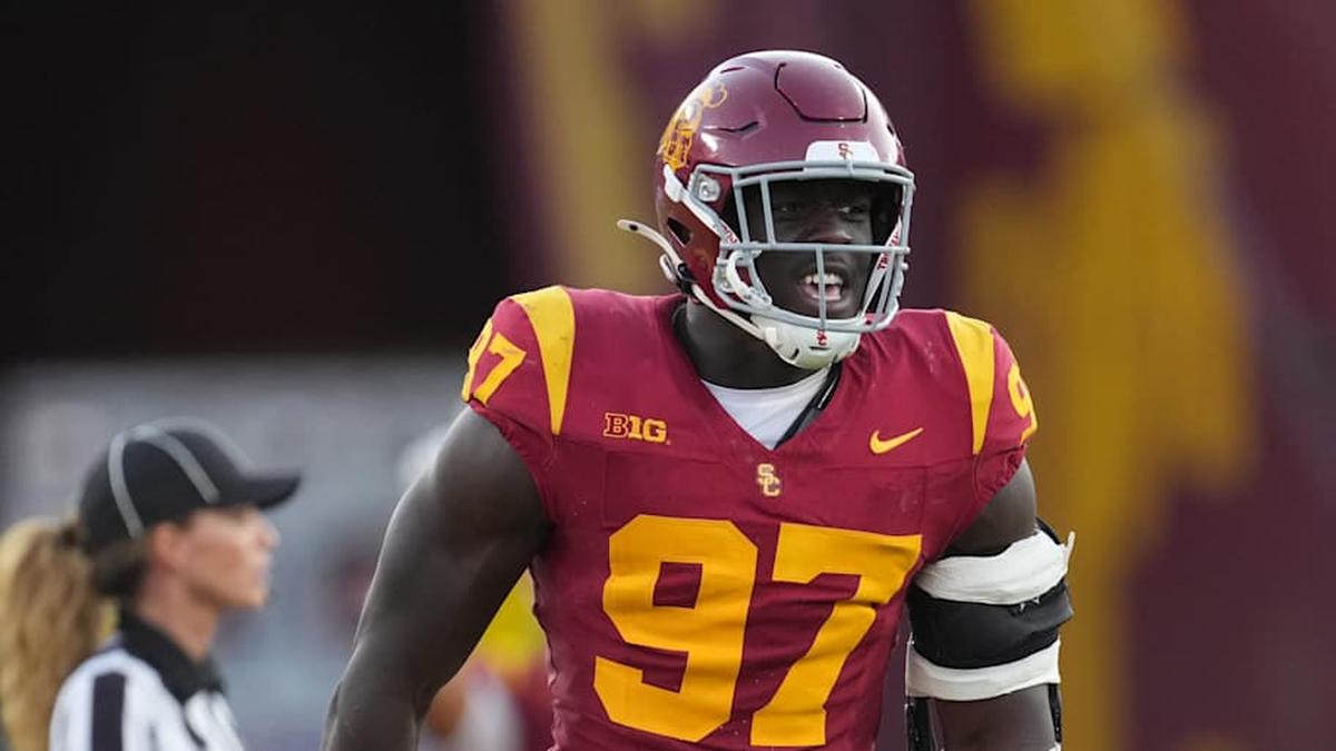  Aug 30, 2025; Los Angeles, California, USA; Southern California Trojans defensive tackle Jide Abasiri (97) celebrates after a sack as center judge referee Amanda Sauer watches against the Missouri State Bears in the second half at United Airlines Field at Los Angeles Memorial Coliseum. | Kirby Lee-Imagn Images 