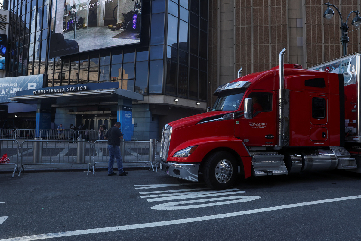 A semi truck pulls in outside Madison Square Garden, the venue for the reported wedding celebrations of singer Taylor Swift and National Football League (NFL) player Travis Kelce, in New York City, U.S., July 3, 2026.  REUTERS/Shannon Stapleton