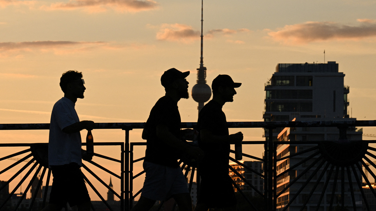 People walk across the Oberbaum bridge at sunset, with the television tower in the background in Berlin, Germany, August 17, 2025.  REUTERS/Annegret Hilse