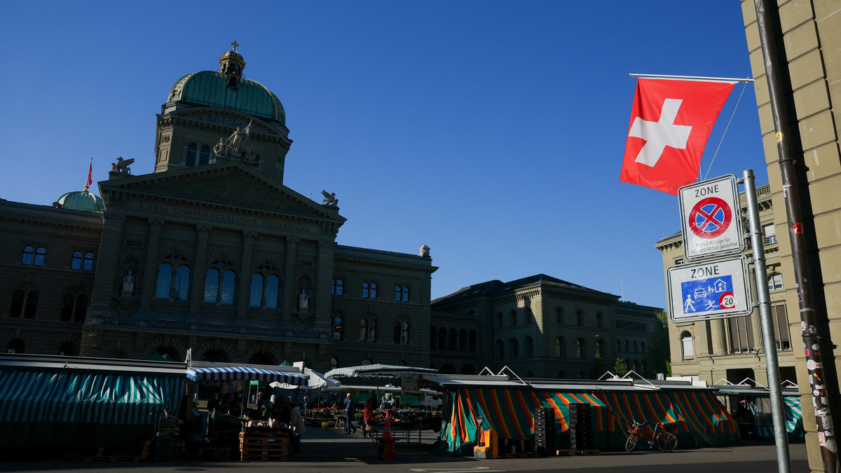 A Swiss flag is pictured in front of the Swiss Parliament building (Bundeshaus) in Bern, Switzerland, April 21, 2026. REUTERS/Denis Balibouse/File photo