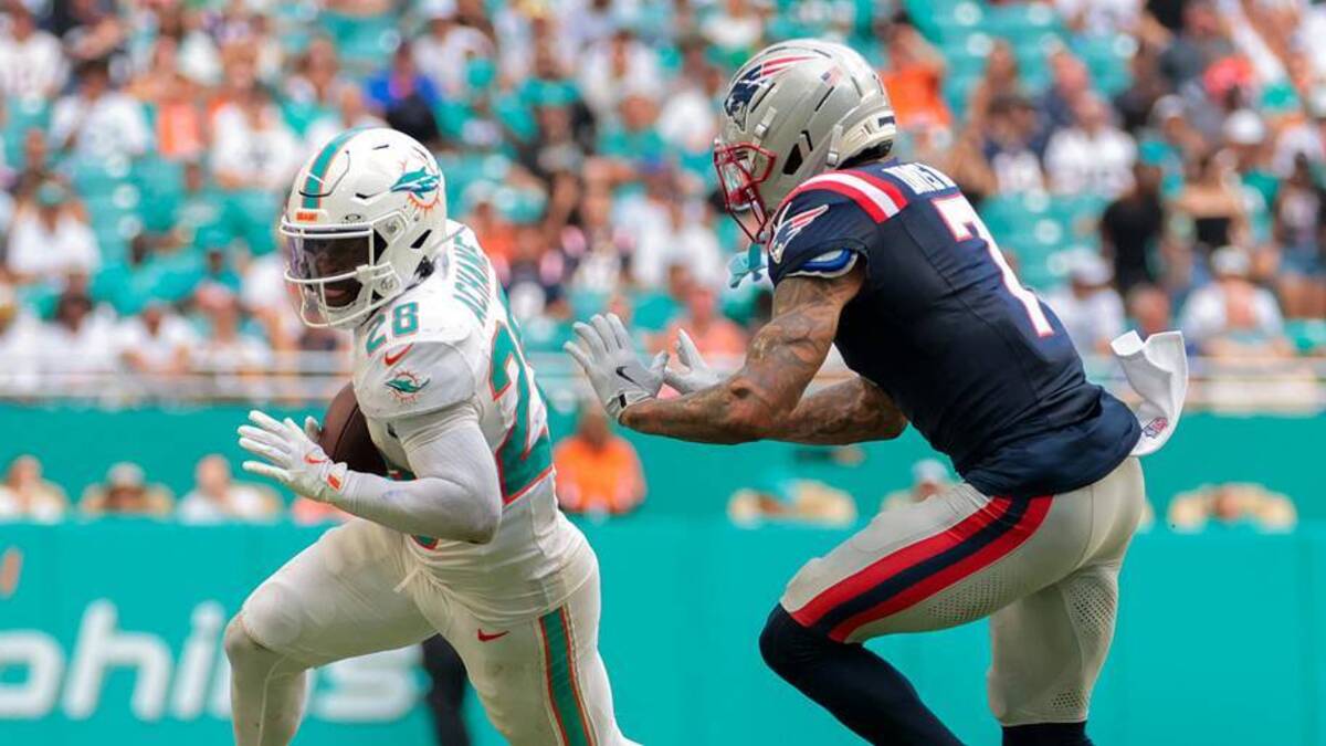  Sep 14, 2025; Miami Gardens, Florida, USA; Miami Dolphins running back De'Von Achane (28) runs with the football against New England Patriots cornerback Carlton Davis III (7) during the third quarter at Hard Rock Stadium. Mandatory Credit: Sam Navarro-Imagn Images | Sam Navarro-Imagn Images 