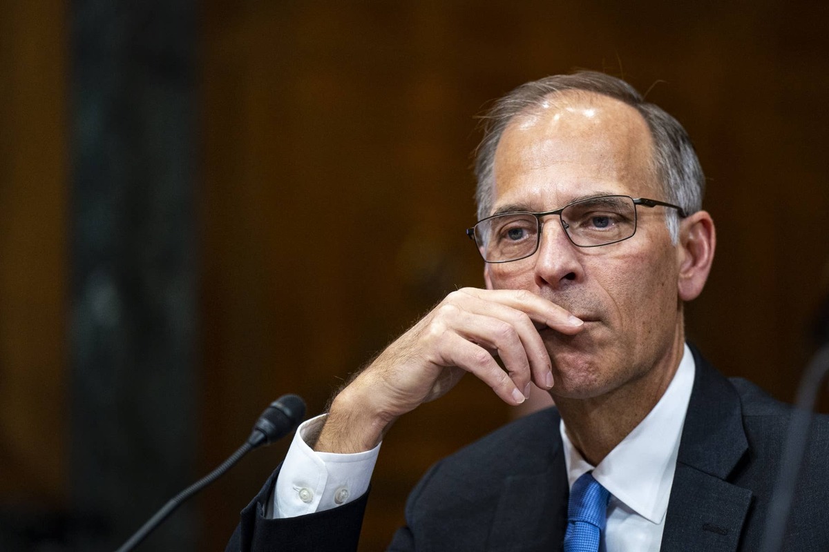  Moody's economist Mark Zandi warns economic growth is masking deeper risks facing the economy 
