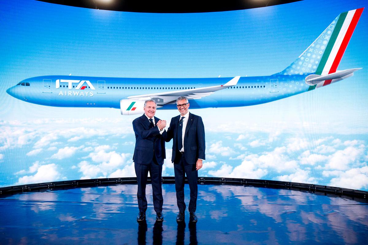 Fabio Lazzerini, derecha, director general de la nueva aerolínea italiana ITA, posa con el presidente Alfredo Altavilla durante la presentación en Roma el 15 de octubre del 2021. ITA, hizo su vuelo inaugural el viernes y lanzó su marca y logo, reciclando el rojo, blanco y verde de sus orígenes en Alitalia al tiempo que trata de trazar un nuevo futuro para el atribulado sector. (Roberto Monaldo/LaPresse vía AP)