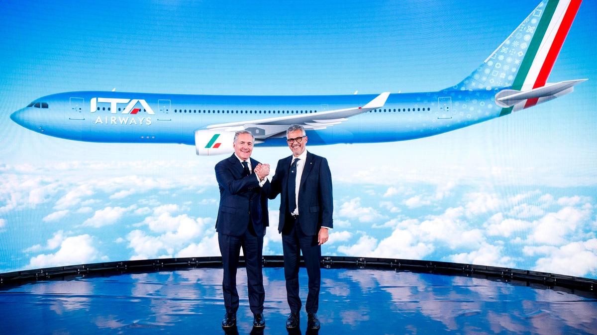 Fabio Lazzerini, derecha, director general de la nueva aerolínea italiana ITA, posa con el presidente Alfredo Altavilla durante la presentación en Roma el 15 de octubre del 2021. ITA, hizo su vuelo inaugural el viernes y lanzó su marca y logo, reciclando el rojo, blanco y verde de sus orígenes en Alitalia al tiempo que trata de trazar un nuevo futuro para el atribulado sector. (Roberto Monaldo/LaPresse vía AP)