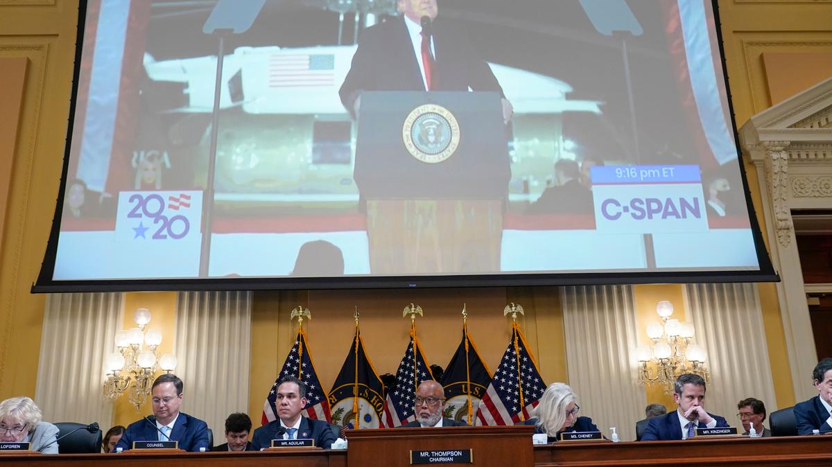 Un video que muestra al ex presidente Donald Trump hablando en un mitin es mostrado mientras el comité selecto de la Cámara que investiga el ataque al Capitolio del 6 de enero de 2021 realiza una audiencia en el Capitolio en Washington el jueves 16 de junio de 2022. (Foto AP/Susana Walsh)