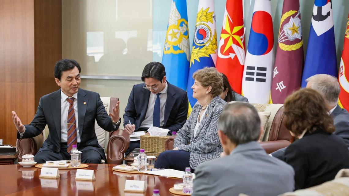 Defense chief discusses alliance issues with U.S. lawmakers 