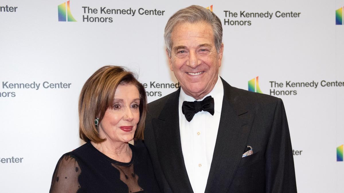 ARCHIVO - La presidenta de la Cámara de Representantes, Nancy Pelosi, y su esposo Paul Pelosi arriban a un evento del Departamento de Estado en el Kennedy Center de Washington, 7 de diciembre de 2019.