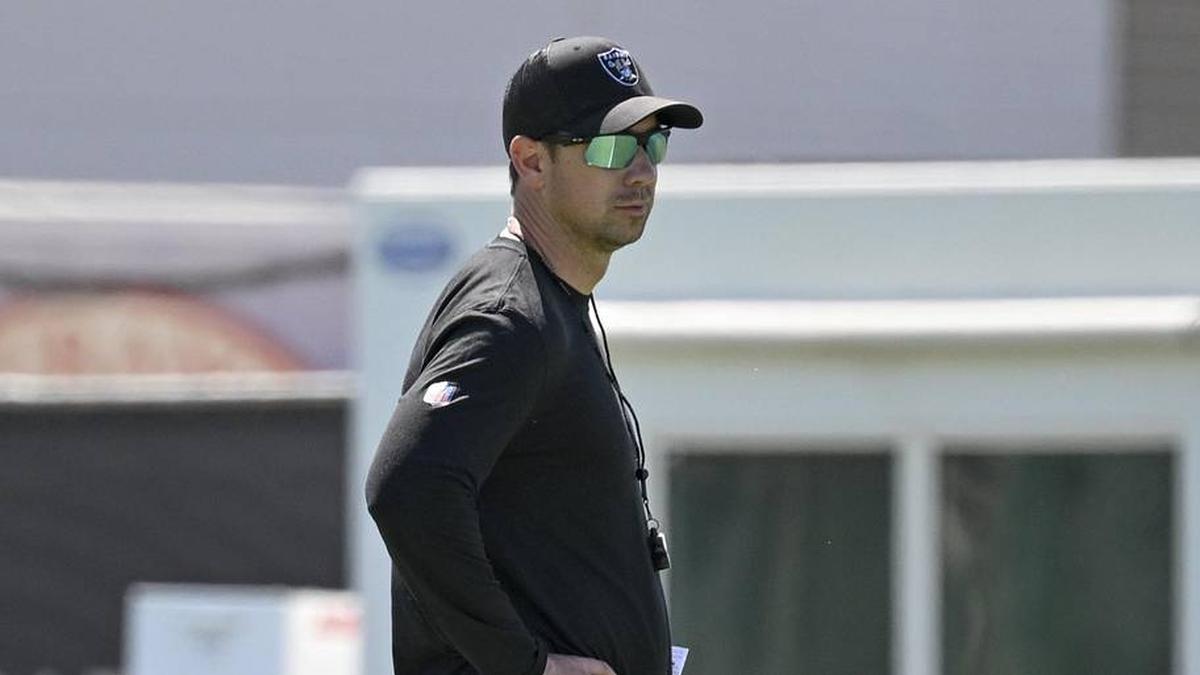  May 20, 2026; Henderson, NV, USA; Las Vegas Raiders head coach Klint Kubiak looks on during organized team activities at Intermountain Health Performance Center. Mandatory Credit: Candice Ward-Imagn Images | Candice Ward-Imagn Images 