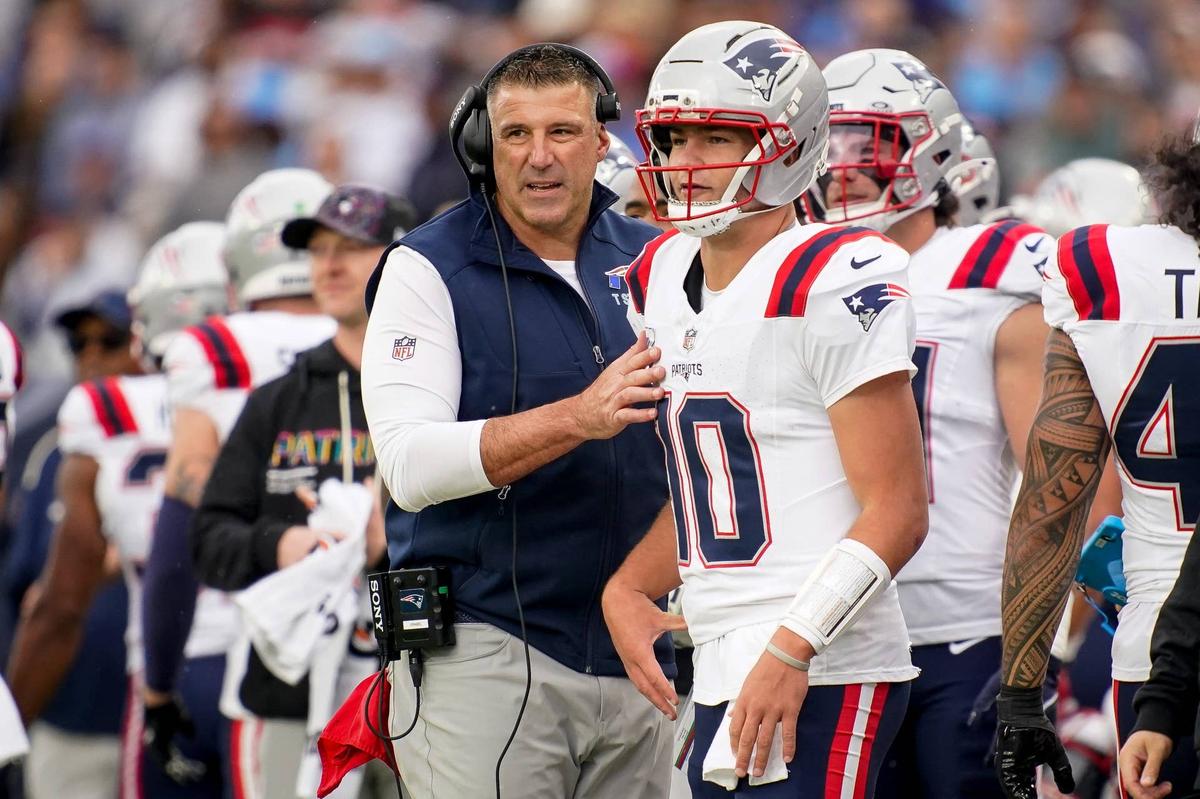  New England Patriots coach Mike Vrabel talks to quarterback Drake Maye (10) 
