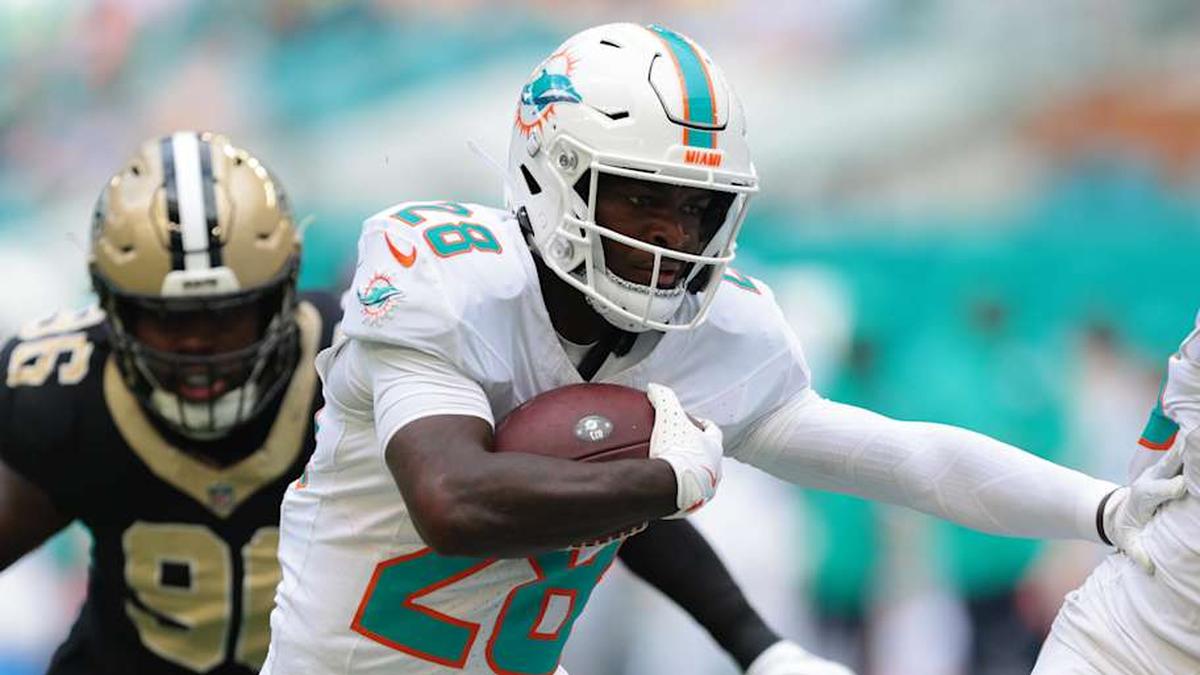  Nov 30, 2025; Miami Gardens, Florida, USA; Miami Dolphins running back De'Von Achane (28) carries the ball for a touchdown against the New Orleans Saints during the first half at Hard Rock Stadium. Mandatory Credit: Sam Navarro-Imagn Images | Sam Navarro-Imagn Images 