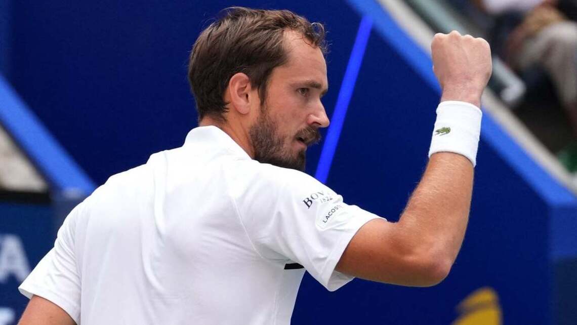 Daniil Medvedev marches into Shanghai quarterfinals 
