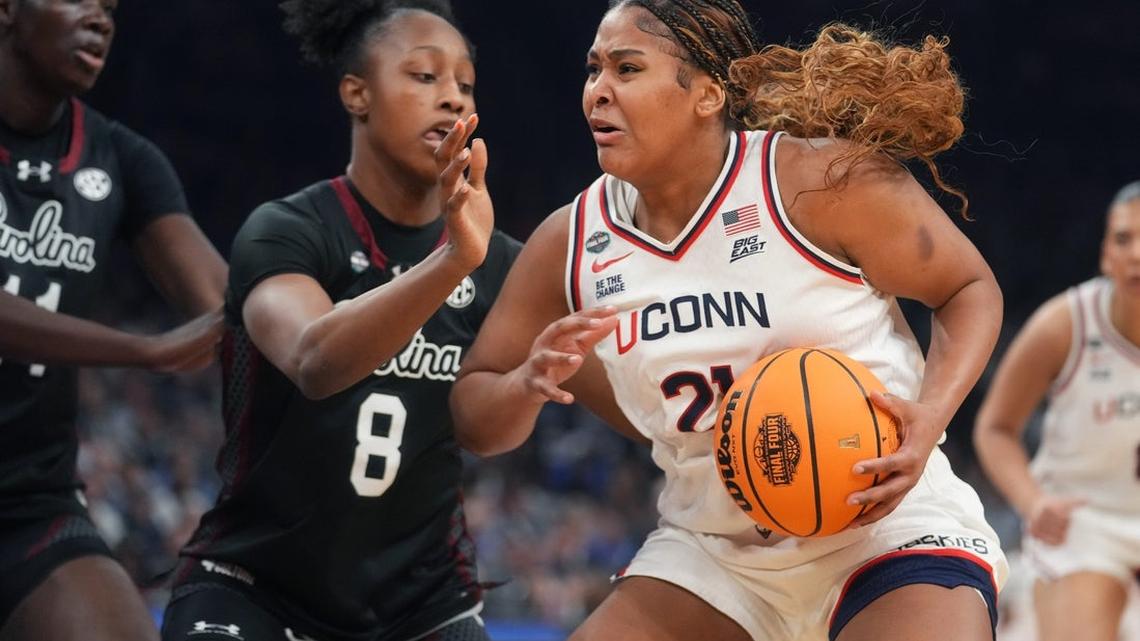South Carolina ends UConn's perfect season, advances to title game 