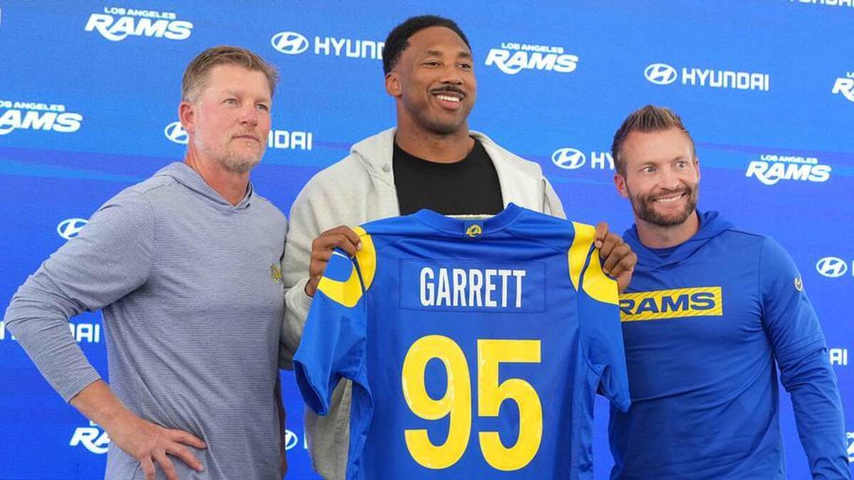  Jun 2, 2026; Woodland Hills, CA, USA; Los Angeles Rams defensive end Myles Garrett (95) poses with general manager Les Snead (left) and coach Sean McVay at press conference at Rams Practice Facility. Mandatory Credit: Kirby Lee-Imagn Images | Kirby Lee-Imagn Images 