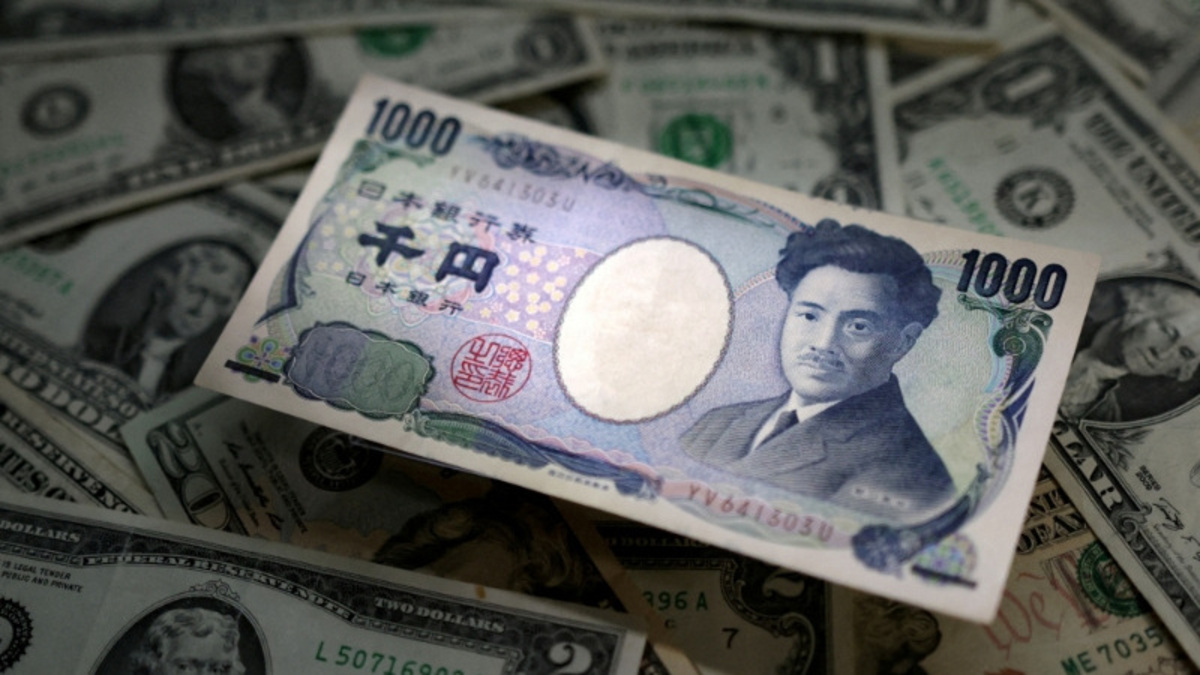 Dollar crawls higher ahead of ECB, US inflation data; $100 oil spooks investors